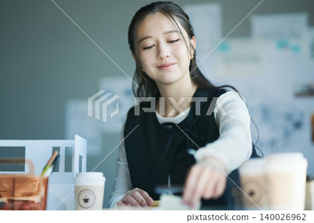 一位在設計公司工作的女性 140026962