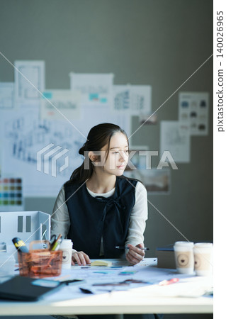 一位在設計公司工作的女性 一位在設計公司工作的女性 140026965