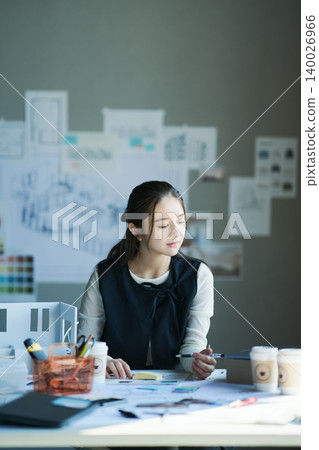 一位在設計公司工作的女性 140026966