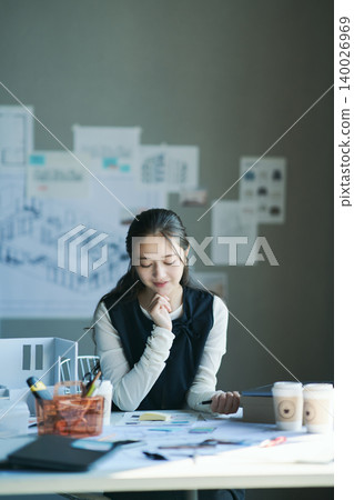 一位在設計公司工作的女性 一位在設計公司工作的女性 140026969