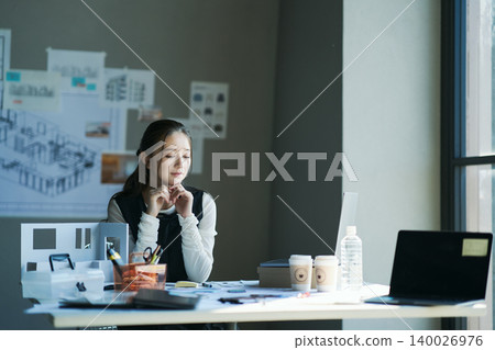 一位在設計公司工作的女性 一位在設計公司工作的女性 140026976