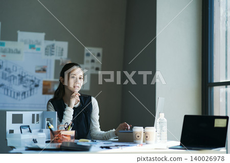 一位在設計公司工作的女性 一位在設計公司工作的女性 140026978