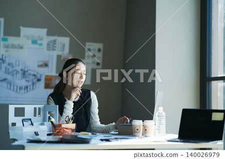 一位在設計公司工作的女性 一位在設計公司工作的女性 140026979