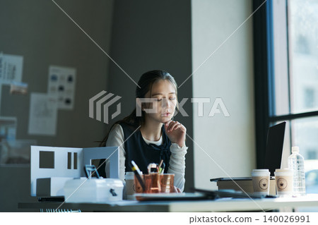 一位在設計公司工作的女性 一位在設計公司工作的女性 140026991