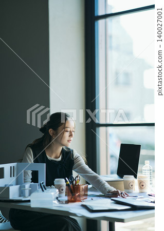 一位在設計公司工作的女性 140027001