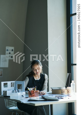 一位在設計公司工作的女性 140027005