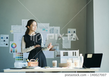 一位在設計公司工作的女性 一位在設計公司工作的女性 140027007