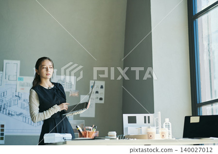 一位在設計公司工作的女性 140027012