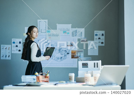 一位在設計公司工作的女性 一位在設計公司工作的女性 140027020