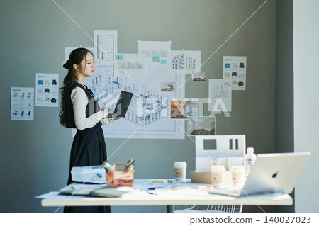 一位在設計公司工作的女性 140027023