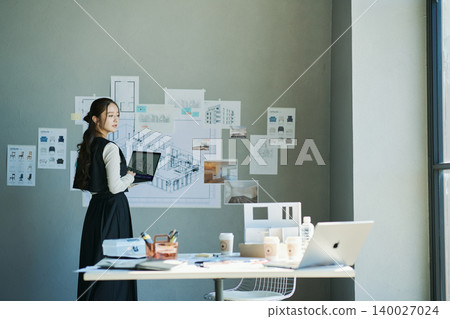 一位在設計公司工作的女性 一位在設計公司工作的女性 140027024