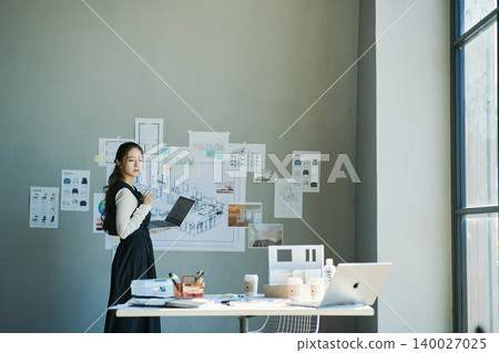一位在設計公司工作的女性 一位在設計公司工作的女性 140027025