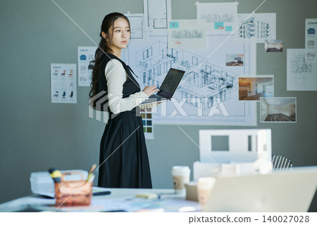 一位在設計公司工作的女性 一位在設計公司工作的女性 140027028