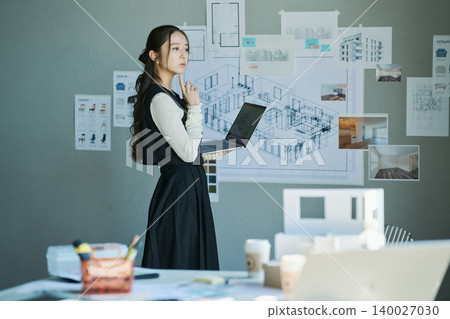 一位在設計公司工作的女性 一位在設計公司工作的女性 140027030