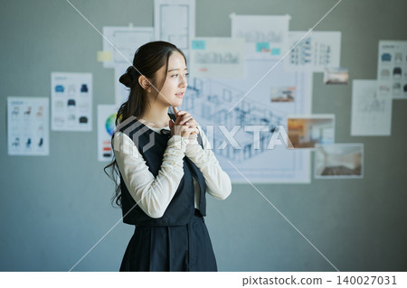 一位在設計公司工作的女性 一位在設計公司工作的女性 140027031