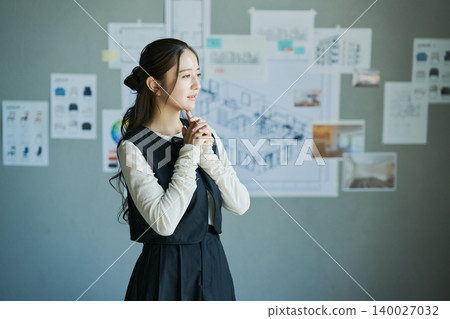 一位在設計公司工作的女性 140027032