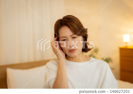 夜裡,一位女士在臥室裡感到身體不適。 夜裡,一位女士在臥室裡感到身體不適。 140027201