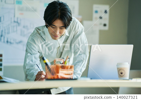 The daily life of a male designer The daily life of a male designer 140027321