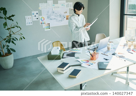 The daily life of a male designer The daily life of a male designer 140027347