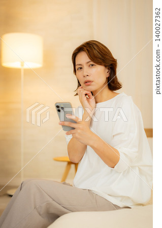 晚上看智能手機的女人 晚上看智能手機的女人 140027362