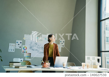 The daily life of a career woman 140027530