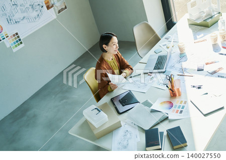 The daily life of a career woman 140027550