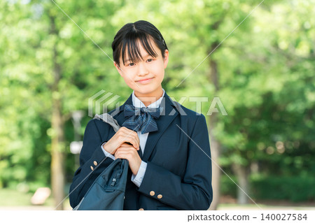 身著校服的中學生和高中生在綠意盎然的環境中笑容燦爛。 身著校服的中學生和高中生在綠意盎然的環境中笑容燦爛。 140027584