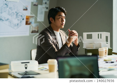 一位男性首席設計師正在集思廣益。 一位男性首席設計師正在集思廣益。 140027656
