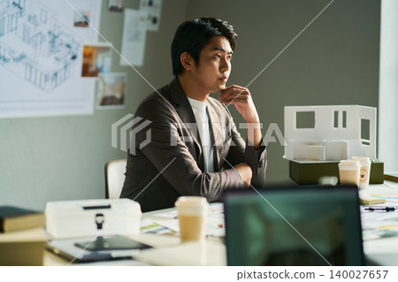 一位男性首席設計師正在集思廣益。 一位男性首席設計師正在集思廣益。 140027657