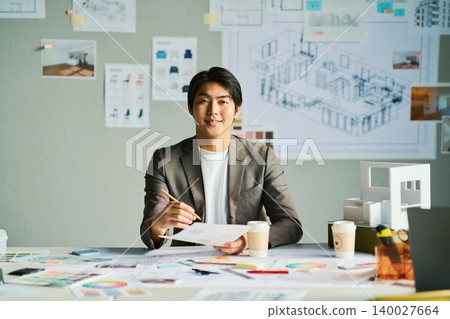 一位男性首席設計師正在集思廣益。 一位男性首席設計師正在集思廣益。 140027664
