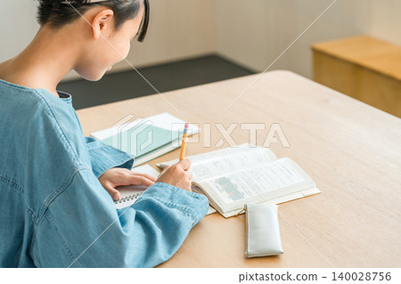 在家學習的中學生和高中女生(作業、考試準備、在客廳學習、教育) 在家學習的中學生和高中女生(作業、考試準備、在客廳學習、教育) 140028756