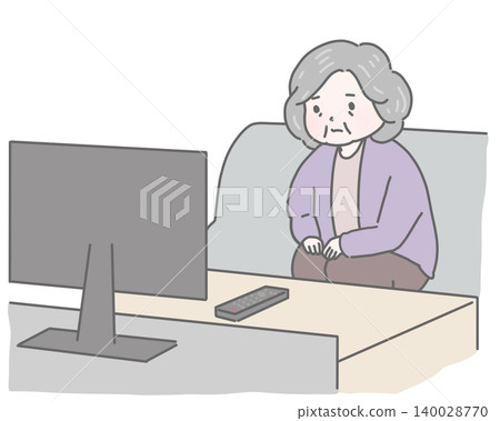 一位老婦人茫然地盯著電視。 一位老婦人茫然地盯著電視。 140028770