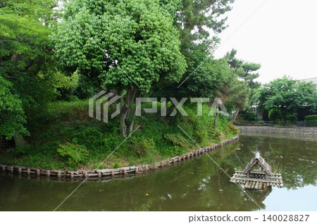 The moat and fresh green scenery of the Onganzuka Kofun burial mound in Itami City, Hyogo Prefecture 140028827