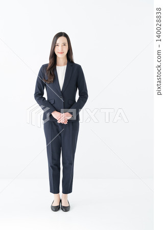 Full body of a smiling business woman Full body of a smiling business woman 140028838