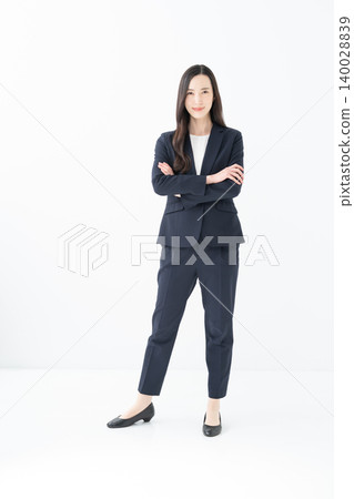 Full body of a smiling business woman Full body of a smiling business woman 140028839