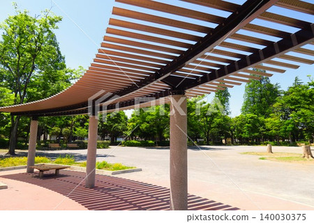 夏日清晨，住宅區公園的景色，有露臺。 140030375