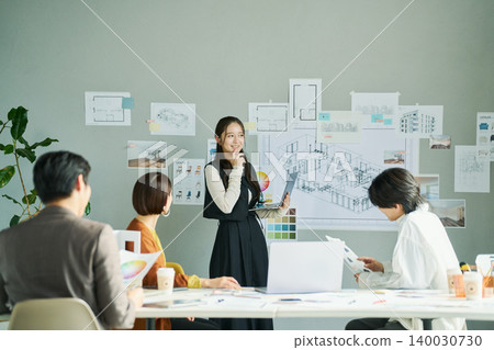 女設計師提出想法 女設計師提出想法 140030730