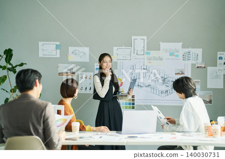 女設計師提出想法 女設計師提出想法 140030731