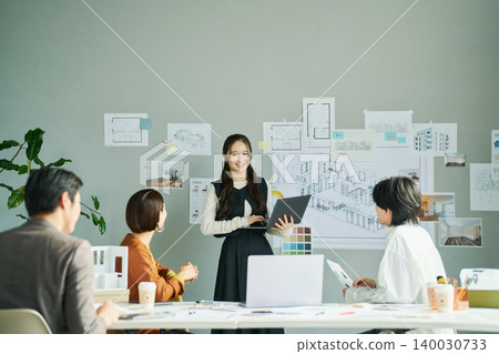 女設計師提出想法 女設計師提出想法 140030733