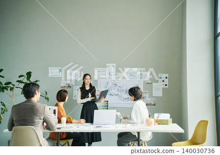 女設計師提出想法 女設計師提出想法 140030736