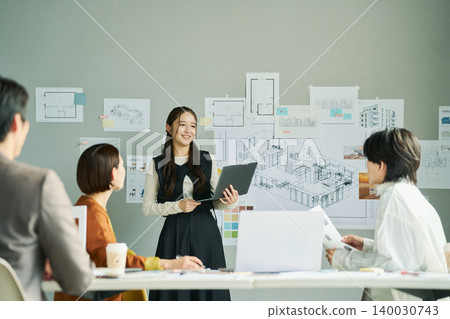 女設計師提出想法 女設計師提出想法 140030743