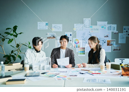 The daily life of designers exchanging ideas 140031191