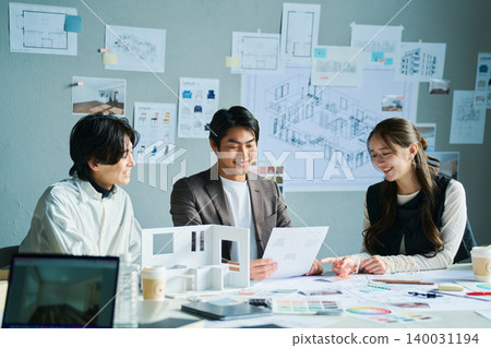The daily life of designers exchanging ideas 140031194