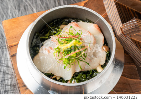 鯛魚飯：一道奢華的日式米飯料理，以鯛魚的濃鬱風味為特色。 140031222