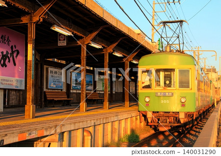 江之電珊瑚號列車在夕陽的映照下從鎌倉高中站出發。 140031290