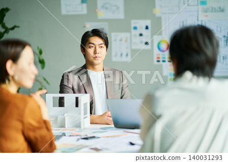 在設計辦公室開會 140031293