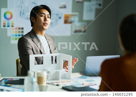 在設計辦公室開會 在設計辦公室開會 140031295