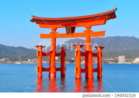 [Hiroshima Prefecture] Great Torii of Miyajima, one of Japan's three most scenic views of Aki 140032326