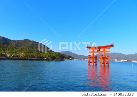 [Hiroshima Prefecture] Great Torii of Miyajima, one of Japan's three most scenic views of Aki 140032328