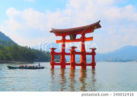 [Hiroshima Prefecture] Great Torii of Miyajima, one of Japan's three most scenic views of Aki 140032416